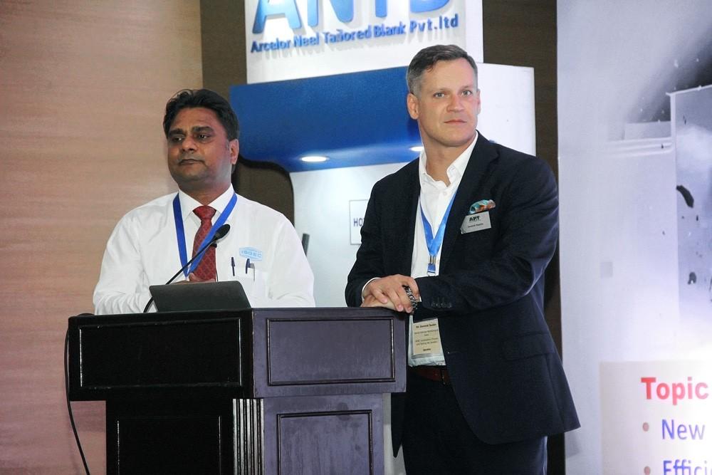 AP&T印度销售总监Dominik Taszkin（右）和ISGEC销售总监Yogesh Saxena（左）同台展示AP&T的热成形解决方案如何帮助制造商满足印度全新的防撞性能要求。
