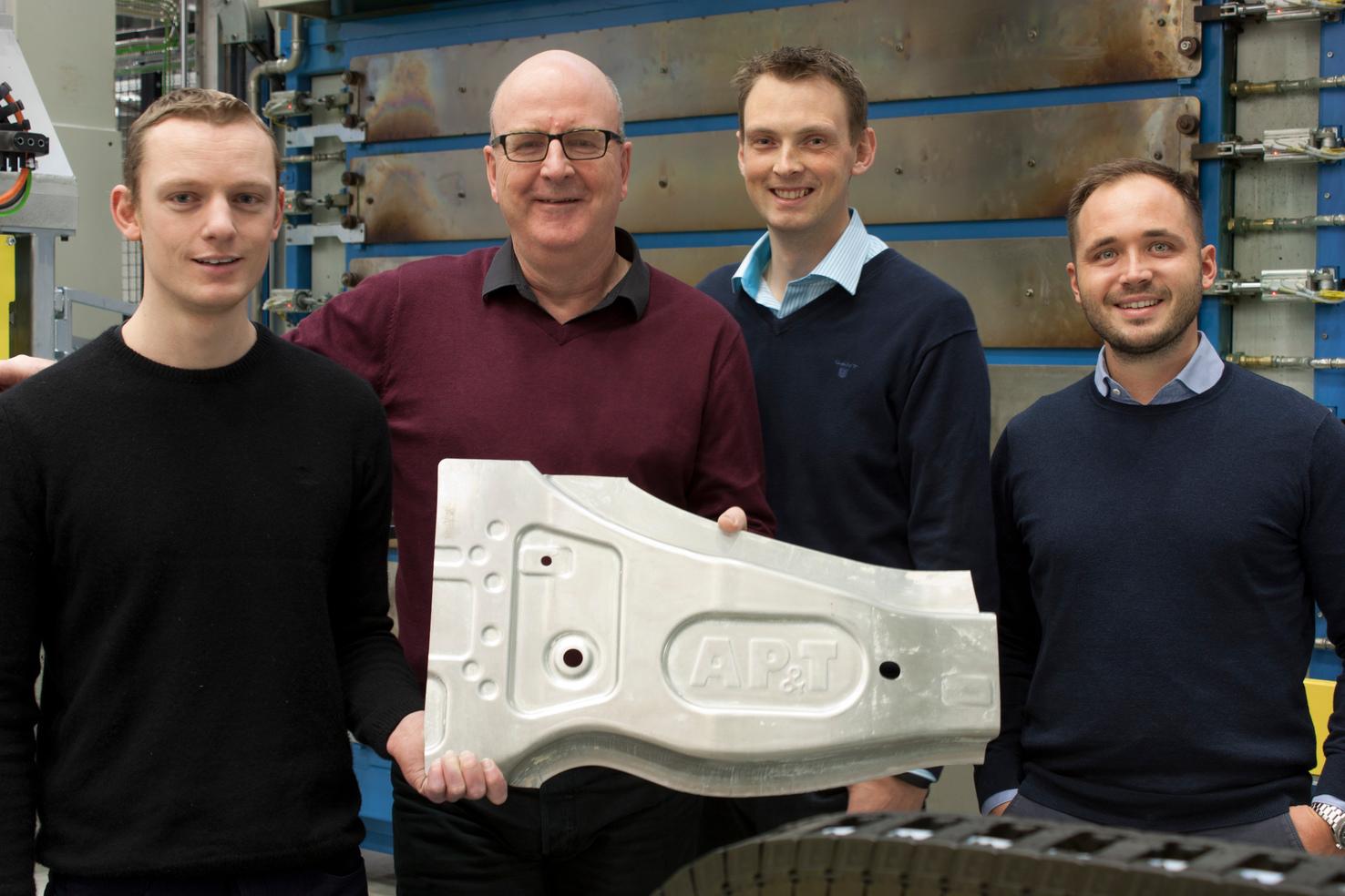 Das F&E-Team von AP&T ist an der Entwicklung eines neuen Umformungsverfahrens für Aluminium beteiligt, das die Fahrzeuge der Zukunft leichter und sparsamer machen kann. Von links Otto Kragt (Entwicklungstechniker F&E), Lars-Olof Jönsson (Projektlei-ter F&E), Knut Erik Snilsberg (MSc Metallurgy, SINTEF), Dr. Christian Koroschetz (Lei-ter Technologieentwicklung).