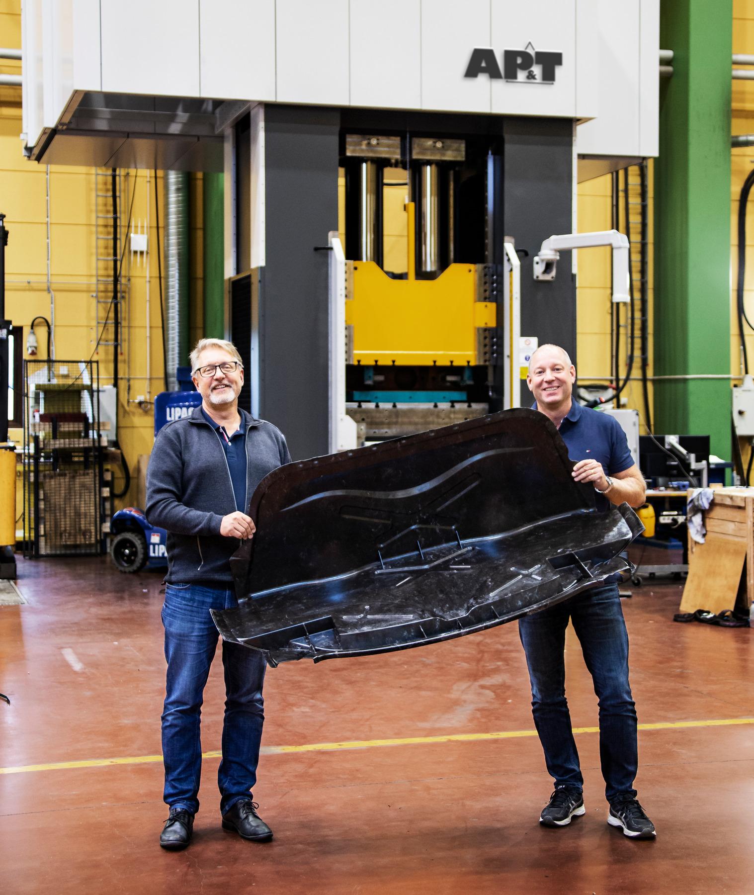 轻质复合材料将可能更多地用在未来汽车上，来自 AP&T的Kent Eriksson和Roger Nyman展示了由先进的碳纤维复合材料制成的组合式后备箱盖。