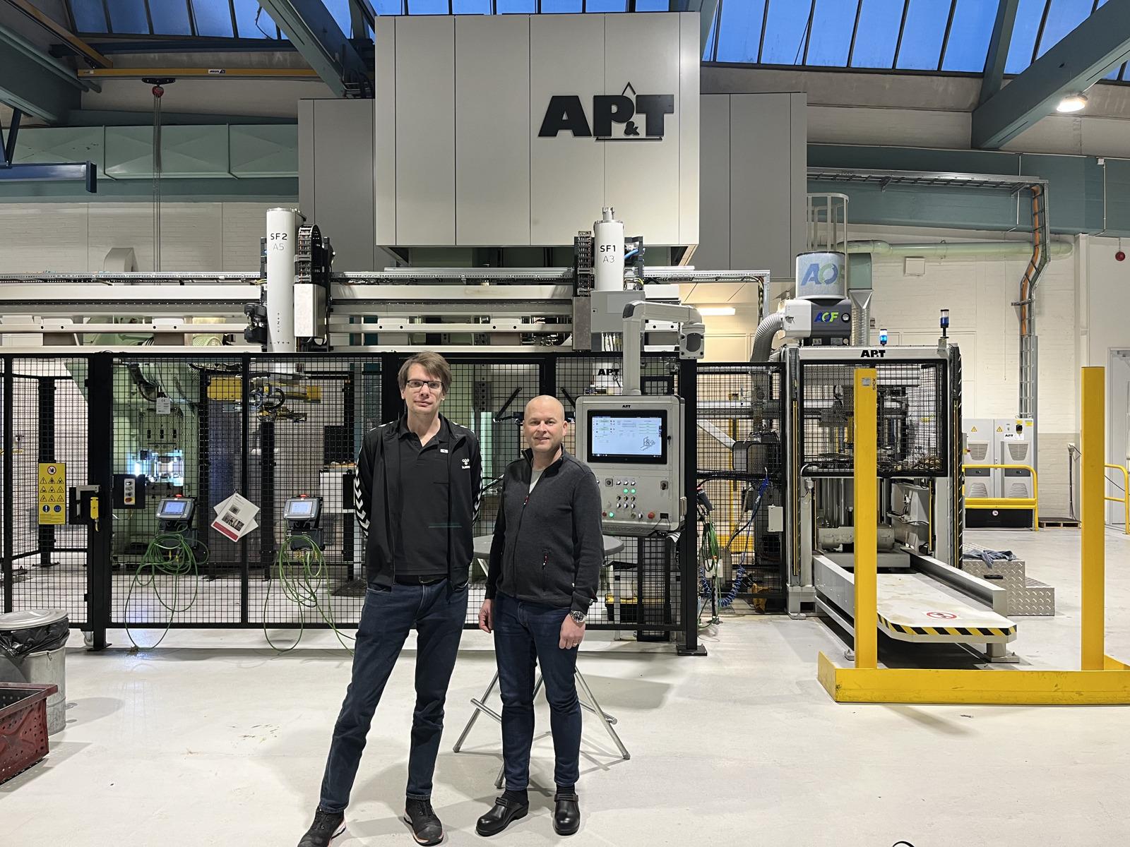 AP&T 收到 NKC 瑞典公司哥德堡工厂的另一条新生产线订单。图中是 NKC 项目经理 Fredrik Tallroth 和 AP&T 的 Per Lindgren 在2020年安装的生产线前
