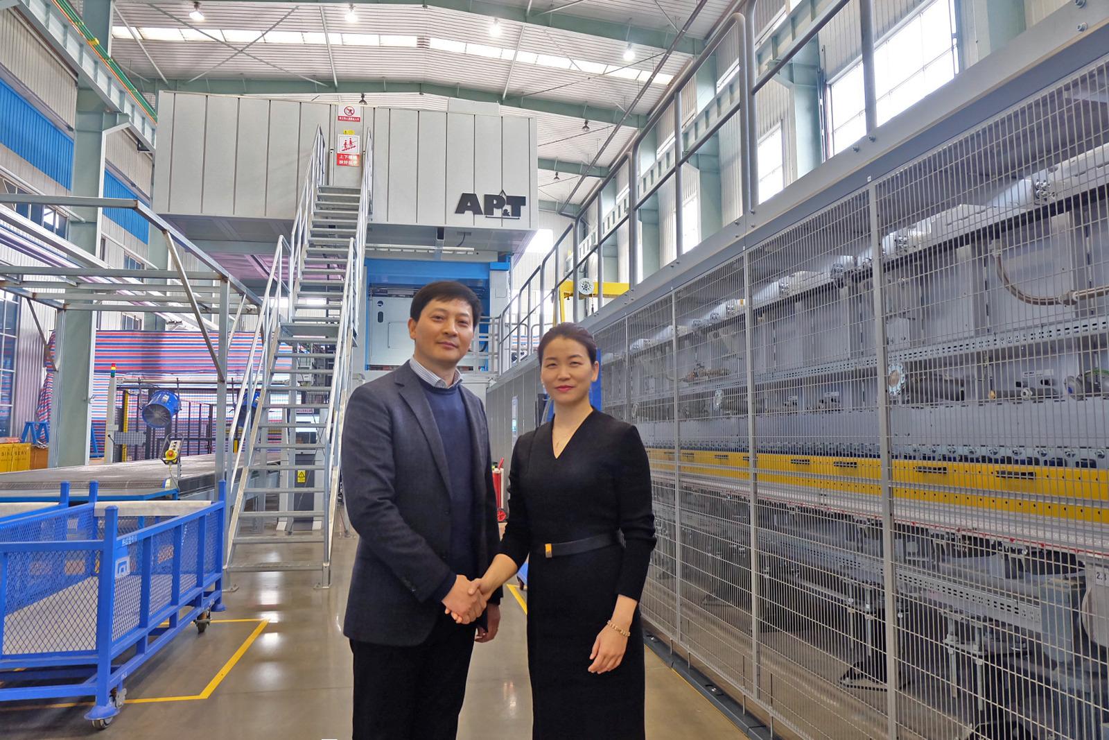 協力の成功。Xincheng Automotive Industrial 社の副本部長ホアン・インチュアン（Mr. Huang Yinquan）氏と、AP&T 社（中国）の本部長キミ・ヘー（Ms. Kimi He）氏。 